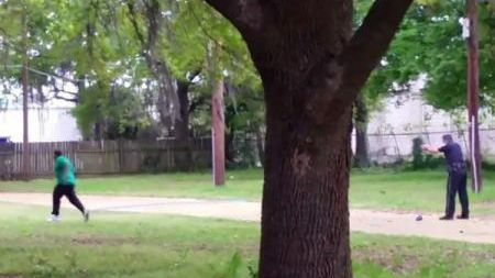 Nou incident rasial în SUA: bărbat de culoare împuşcat de 8 ori în spate de un poliţist alb