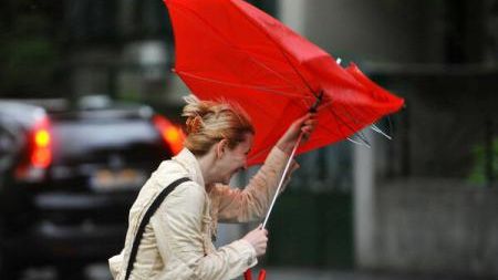 Cod galben de vânt puternic în șase județe, marți după-amiază