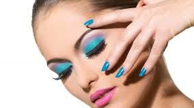 6 ponturi să arăţi mai tânără folosind machiajul