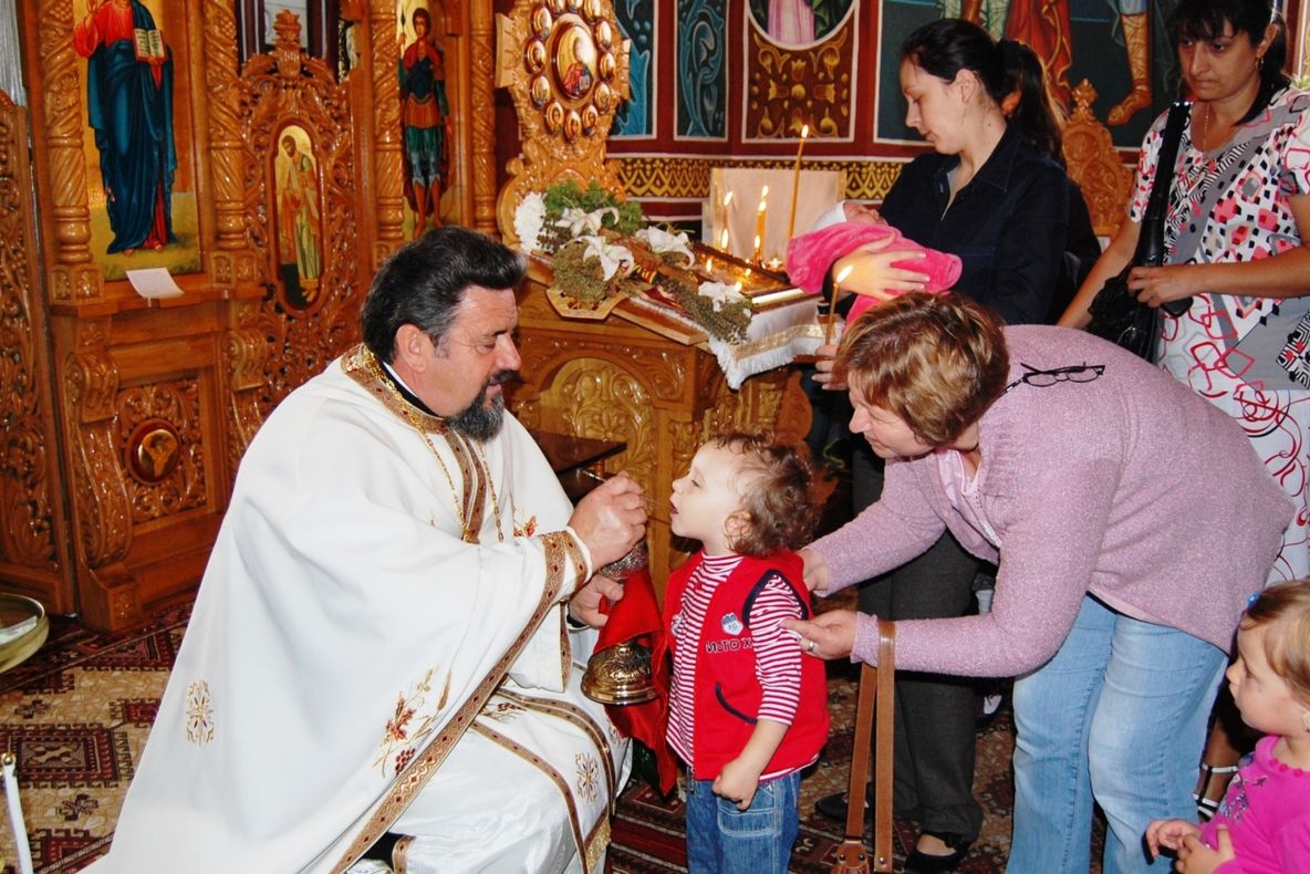 Când şi cum se dă Sfânta Împărtăşanie copiilor mici