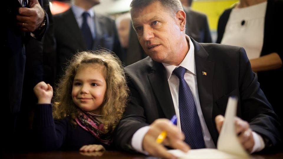 Klaus Iohannis lansează o nouă carte luna viitoare! Se va intitula "Primul pas"