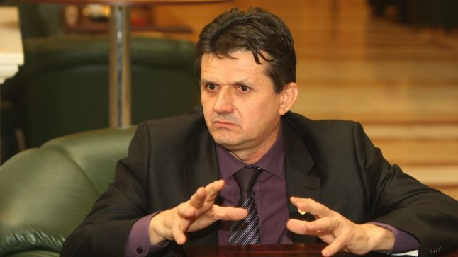 Un senator propune: La fiecare intrare din Parlament, să fie expus ”Noul Testament cu Psalmi”