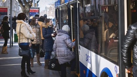 Un bărbat a fost strivit de ușile unui troleibuz