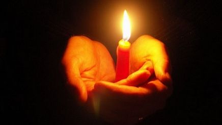 De ce se ia lumină de Paşte. Ce faci cu lumânarea de la Înviere 