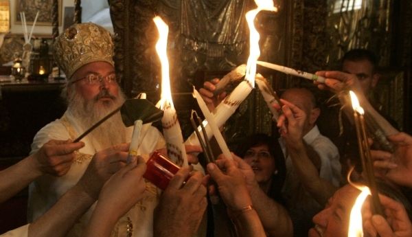 Lumina Sfântă de Paşte, explicată ştiinţific. Ce spune un preot despre minune