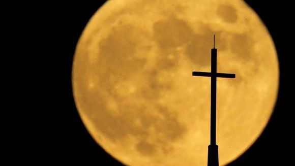 "Luna sângerie". Previziunile sumbre pentru fenomenul care va avea loc sâmbătă