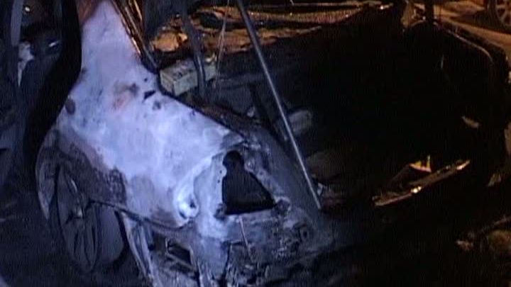 Trei maşini, mistuite de flăcări într-o parcare din Piteşti