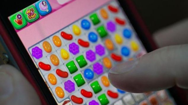 Un bărbat şi-a rupt tendoanele de la degete fiindcă s-a jucat prea mult Candy Crush