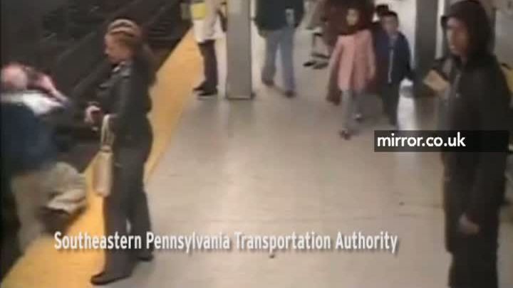 Un om căzut pe șinele de metrou, salvat chiar înainte de sosirea trenului