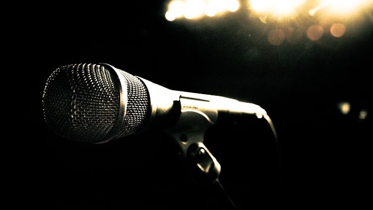 Cel puţin 12 răniţi, după prăbuşirea unei scene, la un liceu