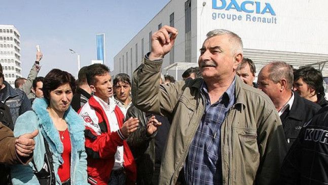 Ce au cerut angajații Dacia care au ieșit joi în stradă la Mioveni