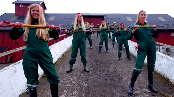 Clipul săptămânii. Norvegiencele sexy îşi apără agricultura