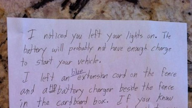 Un student şi-a lăsat farurile aprinse. La întoarcere a găsit un bilet pe parbriz