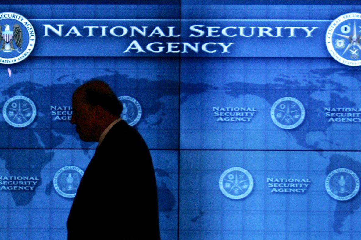 Americanii te spionează constant! Soluții pentru a scăpa de supravegherea NSA.