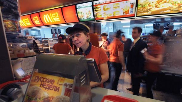 Un buzoian spune că a găsit un vierme într-un sandviș de la McDonald’s