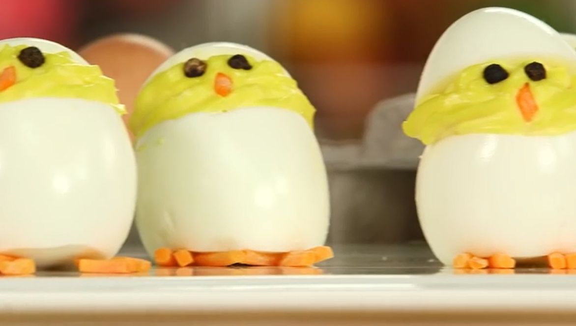 A tăiat capătul unui ou fiert şi apoi a făcut asta: te vei linge pe degete după ce vei afla reţeta