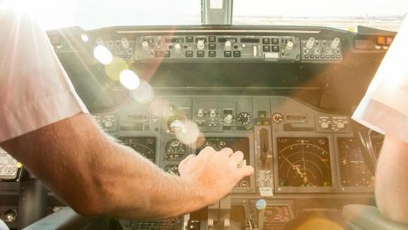 Au vrut să piloteze un avion după ce au băut. Nu se aşteptau să păţească asta