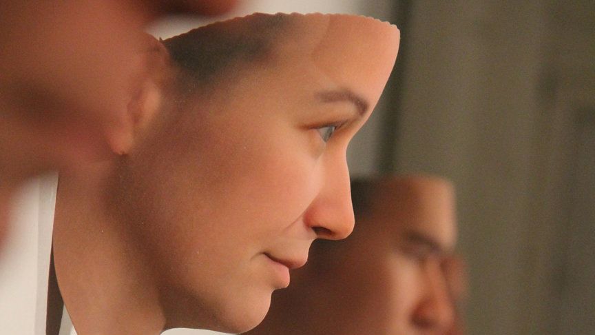 Femeia care se crede Dumnezeu! Folosește ADN de la necunoscuți într-un proiect fascinant!