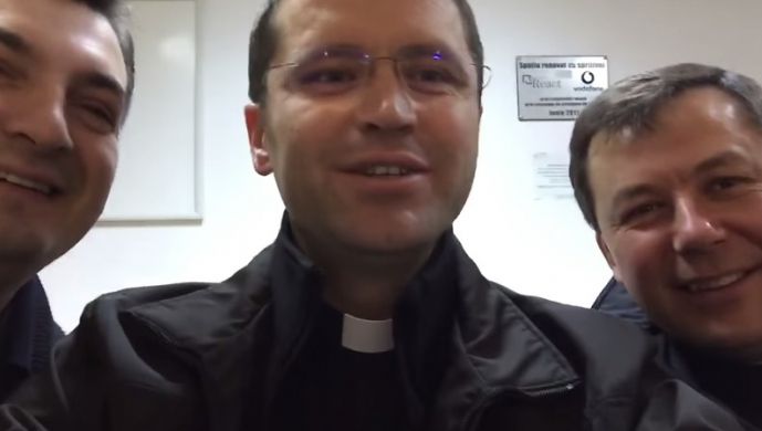 Campanie inedită, inițiată de mai mulți preoți catolici: "Fă ce face popa" 