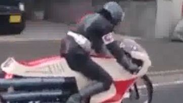 Un preot budist circulă cu motocicleta și vânează șoferii beți 