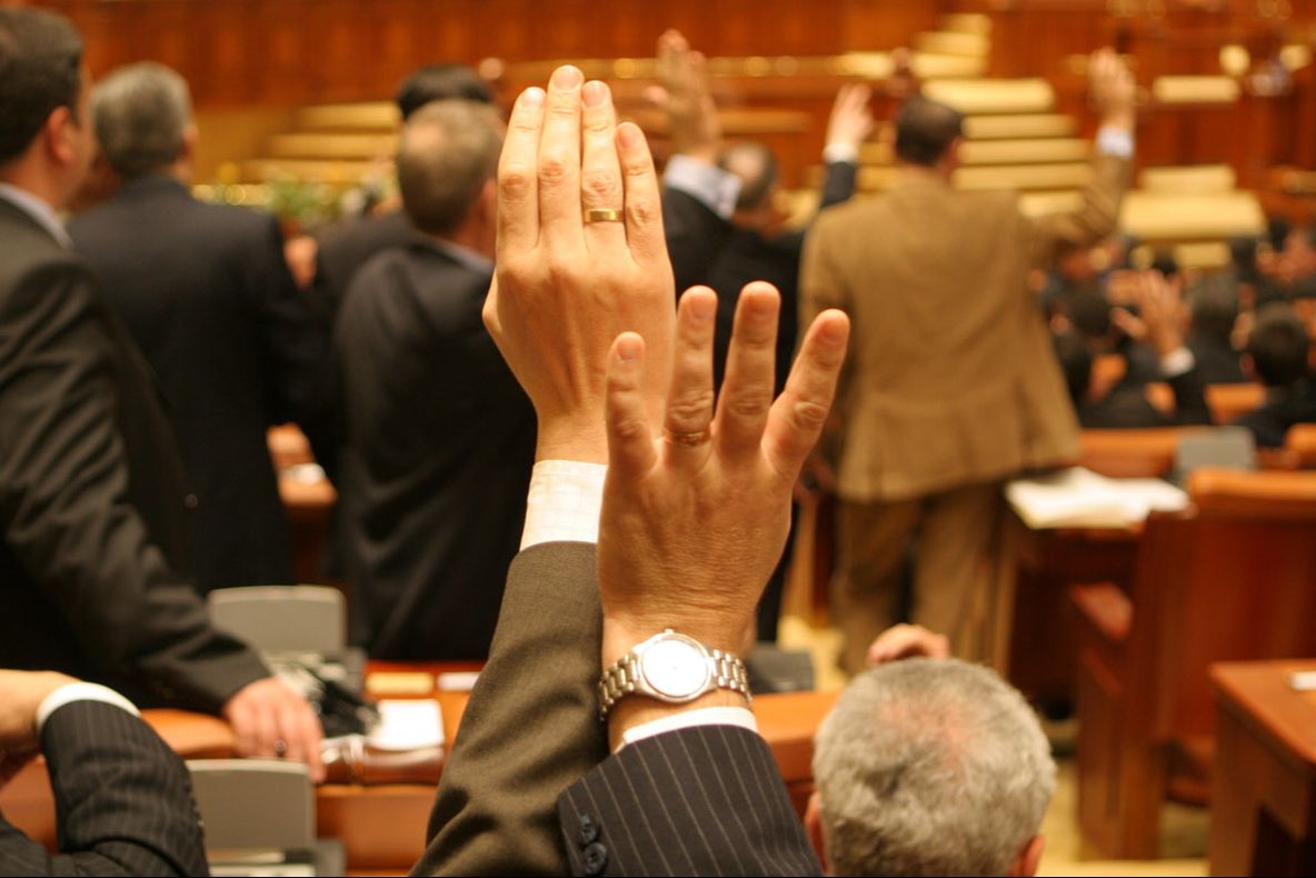 PSD vrea reintroducerea pensiilor speciale pentru parlamentari. Cine mai susține proiectul