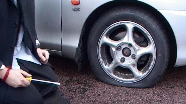 Jaf ca în filme prin metoda "cauciucul". Cum acţionează escrocii