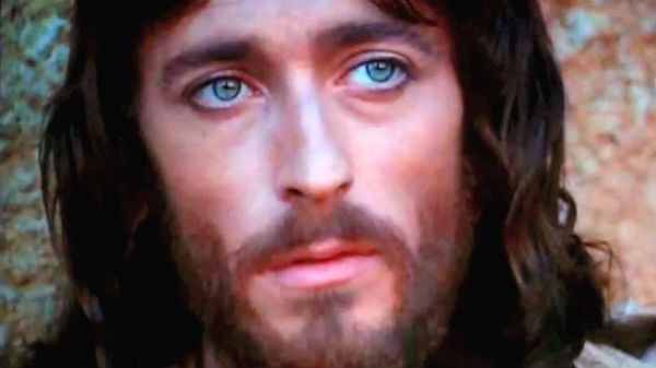 Cum arată astăzi Robert Powell, protagonistul filmului "Iisus din Nazareth"!