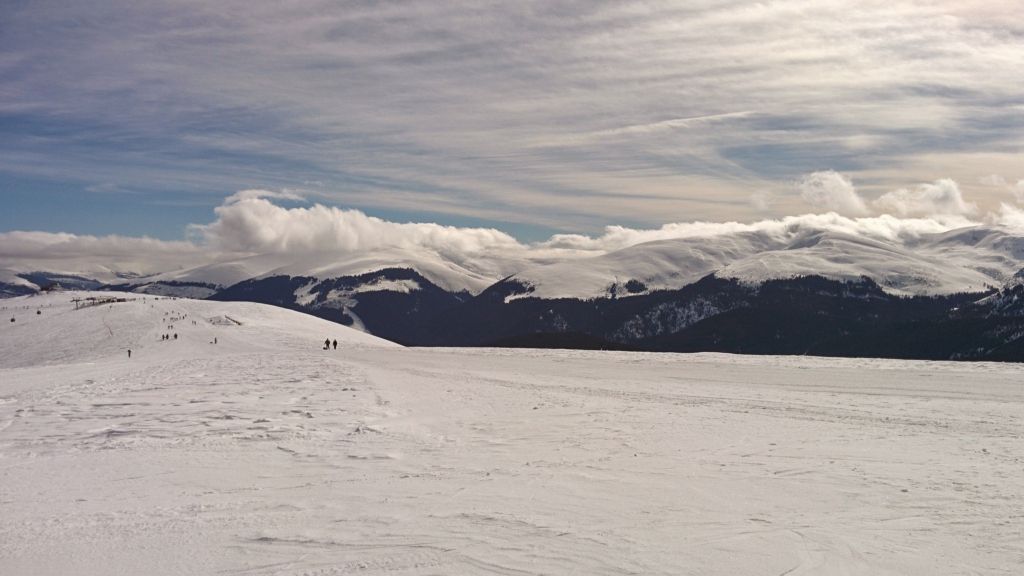 Avalanşă în Munţii Rodnei: Doi oameni prinşi sub zăpadă