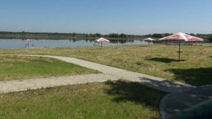 Perlă a turismului balneoclimateric, acum în paragină. Lacul Sărat, disputat de două primării