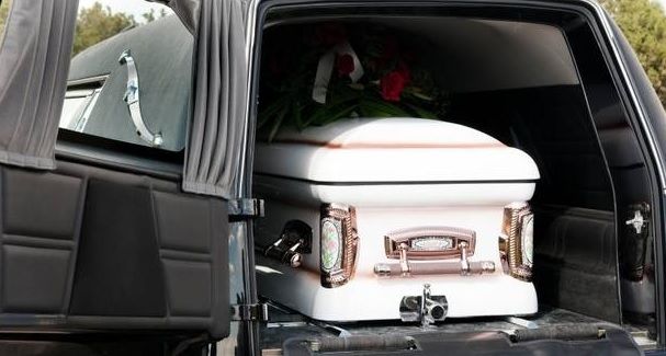 Practică bizară, interzisă oficial în China: striptease-ul la înmormântări