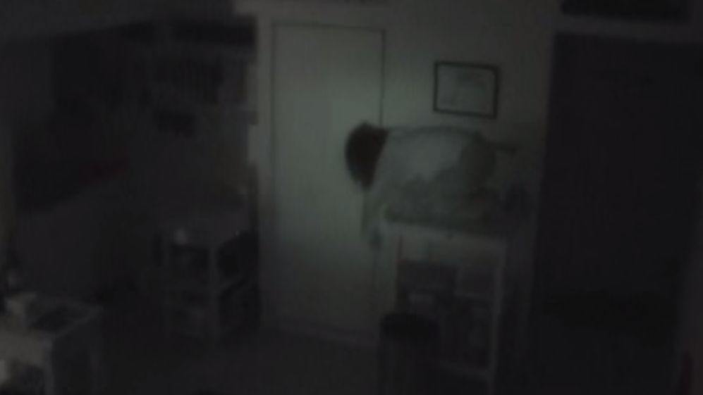 Îi dispăreau lucruri, așa că a instalat o cameră. A văzut asta: o siluetă s-a târât din tavan și..