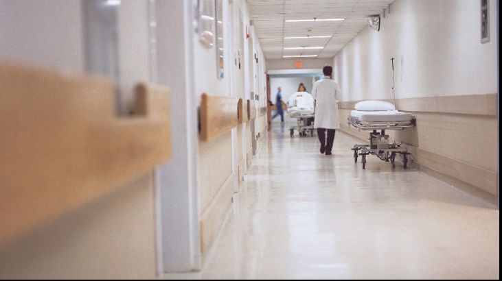 Copilul de 7 ani, ucis de indiferență: Medicii acuzați încă profesează. Autoritățile se contrazic