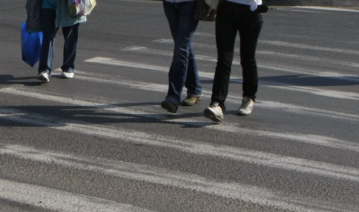 Femeie accidentată grav, pe o trecere de pietoni 