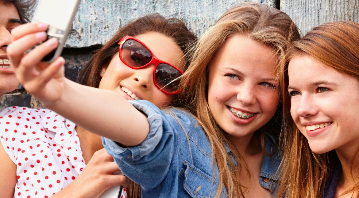 Dacă ai un copil adolescent, astea sunt telefoanele pe care le cauți