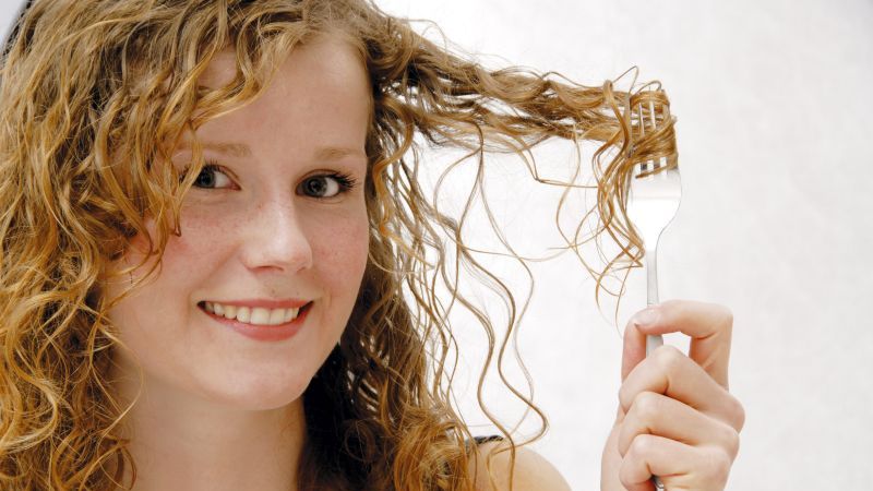 Trucuri inedite ca să scapi de părul gras 