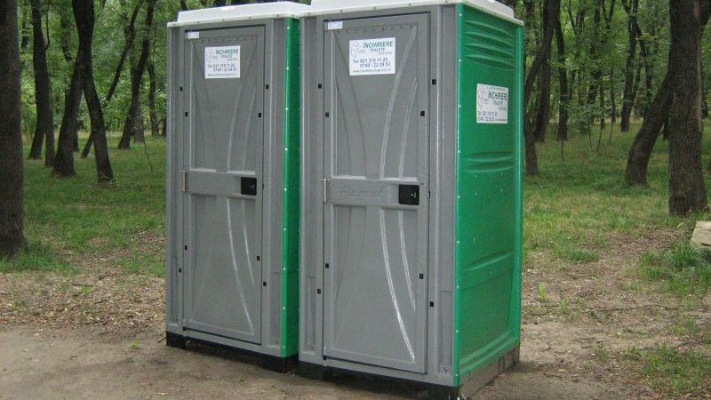 Primăria Bacău a plătit sute de mii de lei pentru toalete ecologice care nu pot fi folosite 