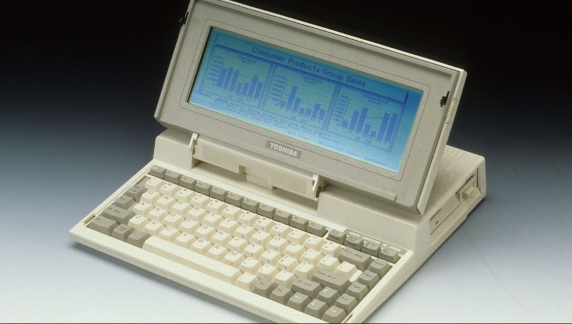 Primul laptop nu avea nici măcar hard disk. Există ceasuri mai performante acum!