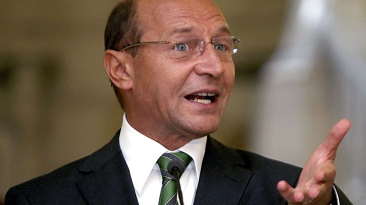 Băsescu: Zi, Iohannis, care dintre noi este...mai postac? 