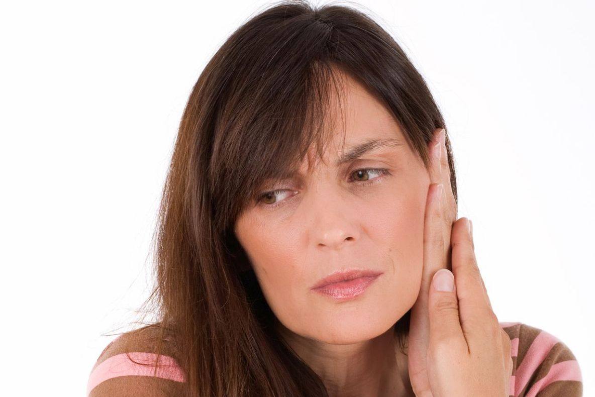 De ce îmi ţiuie urechile?