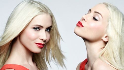 Bancul zilei. Două blonde stau de vorbă: "Luna viitoare plec la Veneţia"