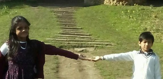 Au vrut să facă o poză lângă un castel. S-au îngrozit când au văzut ce a ieşit