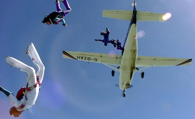 A sărit cu paraşuta de la 1.200 metri, dar nu ştia că un coleg i-a tăiat corzile. Ce a urmat