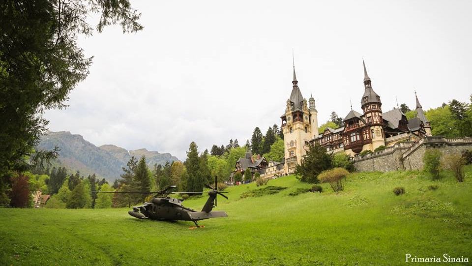 O imagine neobișnuită. Ce caută un elicopter militar în fața castelului Peleș 