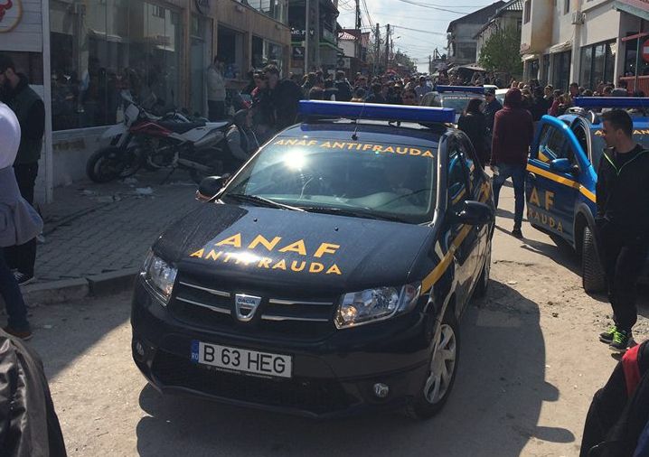 Descindere ANAF în Vama Veche. Inspectorii, huiduiți. O mașină, atacată cu sticle