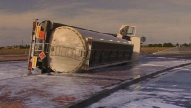 O cisternă încărcată cu 27 de tone de combustibil s-a răsturnat în judeţul Braşov