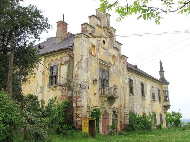 Cât costă un castel nobiliar din Transilvania, vechi de 300 de ani. Sub un apartament din Capitală 