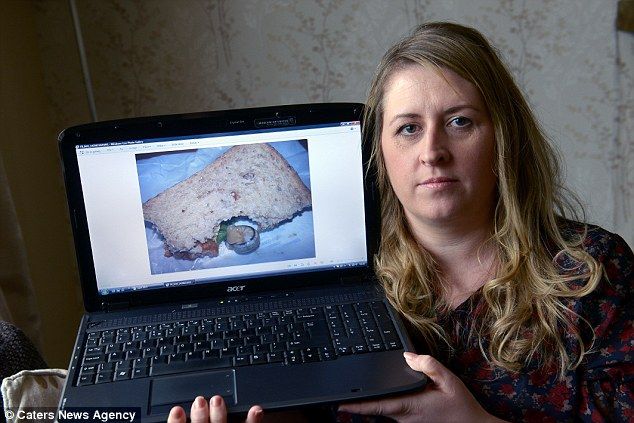 Și-a cumpărat un sandwich și a rămas șocată când a mușcat din el! Ce a găsit între feliile de pâine