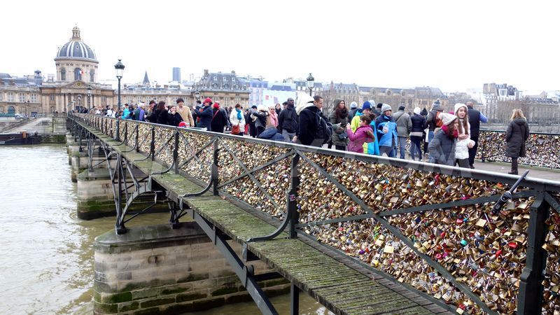 Lovitură pentru îndrăgostiţi: Lacătele dragostei de pe celebrul Pont des Arts dispar