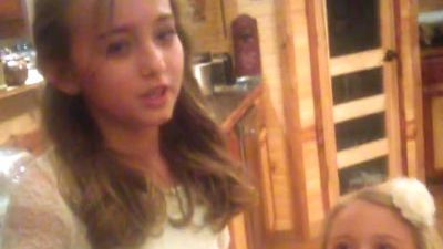 Fetiţa de 11 ani care uluieşte internetul:cântă o melodie a lui Adele într-un fel care îţi dă fiori!