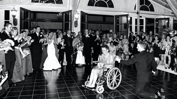 Cel mai emoţionant dans: de ce a ales un mire să danseze în genunchi, cu mama sa